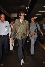 Amitabh Bachchan snapped at the airport in Mumbai on 8th Oct 2012 (13).JPG